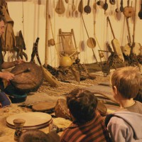 Une exposition animée devant un public d'enfants